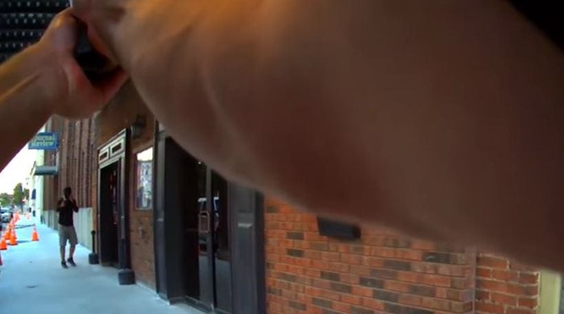 Αστυνομικός πυροβόλησε κατά… ηθοποιού που υποδυόταν τον ληστή (βίντεο)